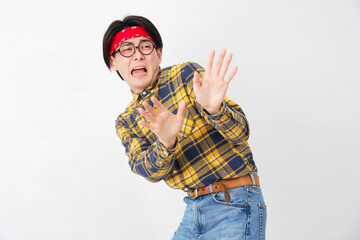 アキバ系の男性　怯える　白背景
