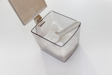 白砂糖と計量スプーン