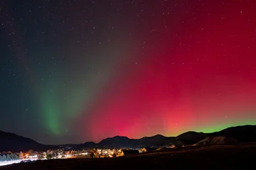 Fotobehang Bordeaux Red and green Aurora Borealis - Northern Lights - display over town of New Castle, Colorado of 11-11-2025.  © Francisco