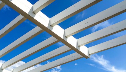 Obraz premium Whitewashed wooden beams create a structured pattern against a bright blue sky