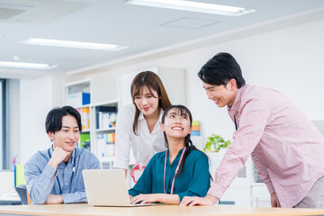 オフィスで働く若いビジネスマン