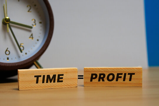 Wooden blocks reading “TIME = PROFIT” near a classic clock, symbolizing the value of time in business, efficient time management, and maximizing productivity for greater profits.
