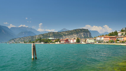 Blick über den Gardasee auf Torbole sul Garda in Italien mit dem Berg Monte Brione