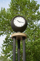 Uhr am Olof-Palme Platz im Berliner Ortsteil Tiergarten