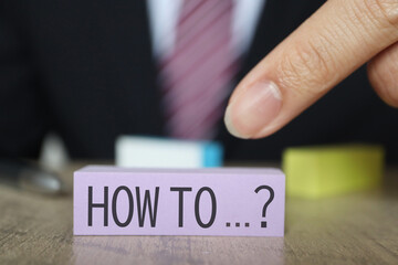 HOW TOを示す付箋とビジネスマン。