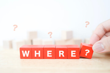 WHEREを示す赤いブロックと疑問符で場所を問うシンプル構図。
