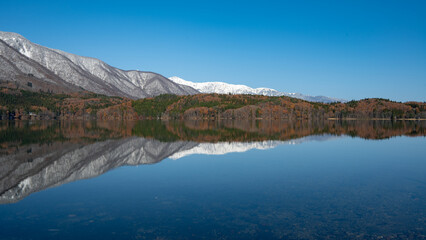 青木湖に映る冠雪した山並み　長野県大町市