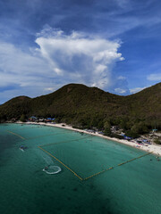 Obraz premium High-angle aerial drone view of Tien Beach (Hat Tien), a famous scenic destination on Koh Larn (Coral Island), Pattaya, Thailand.