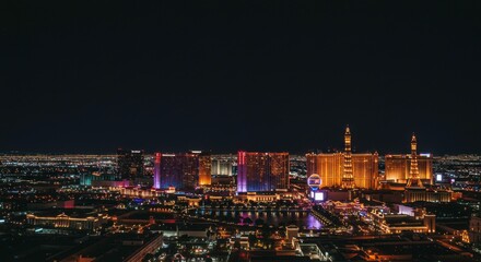 Obraz premium Spectacular Las Vegas Strip Illuminating the Night Sky with Bright Lights