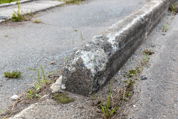 破損した歩車道境界ブロック
