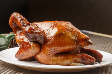 The braised pork ribs and kale rice, served in a black clay pot, was arranged on a tablecloth.