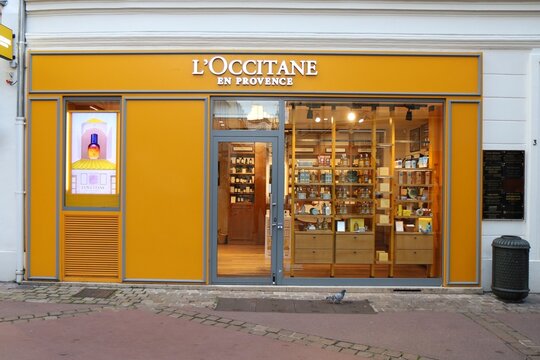Boutique l'Occitane en Provence, magasin de parfums et de cosm&eacute;tiques, vue de l'ext&eacute;rieur, ville de Saint Germain en Laye, d&eacute;partement des Yvelines, France