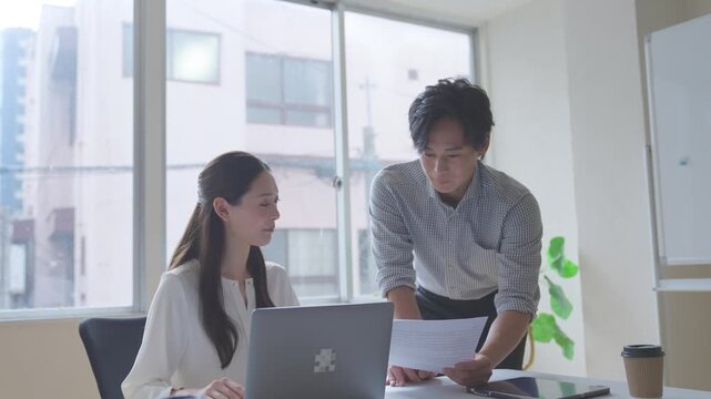 資料の確認をする男女