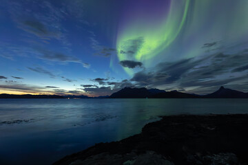 Nordlicht im Morgengrauen über dem Sørfolda Fjord bei Kjerringøy zwischen Bodø und Sørfold in Norwegen.