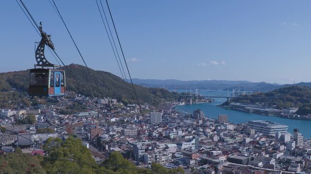 尾道市街と瀬戸内海の眺望・ロープウェーが降る（海・街・青空・雲）