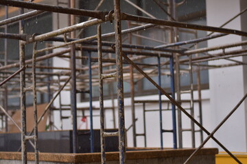 Obraz premium Silhouette of construction workers on scaffolding