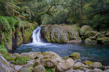 菊池渓谷の黎明の滝の風景