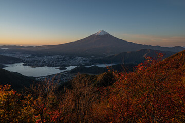 Fototapeta premium 紅葉する秋の新道峠から眺める美しい富士山