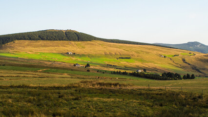 Obraz premium Mont Mézenc, par une journée estivale, en Haute-Loire