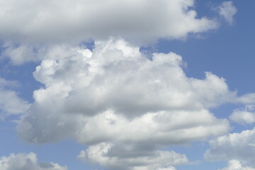 Obraz premium Weisse Quellwolken, Blauer Himmel, Deutschland