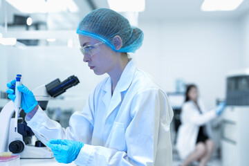 A researcher drives medical innovation using advanced technology. She focuses on scientific discovery, representing the future of healthcare, precision, and digital solutions.