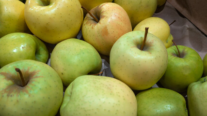 Green and yellow apples in grocery display.