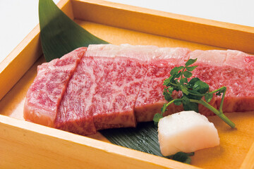 厚切り和牛ステーキ肉（生肉・白背景）Thick-Cut Wagyu Steak