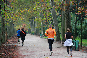 Corredores runners corriendo y haciendo footing y actividad física por camino de tierra en la...