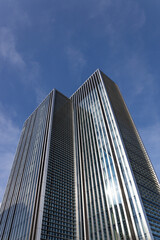 Obraz premium Sleek Glass Skyscraper, Low Angle View