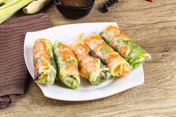 Vietnamese spring roll with prawn and mango