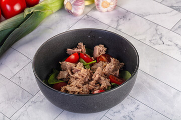 Salad with canned tuna and spinach