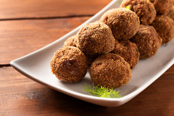 Polpette di manzo panate e fritte, cibo italiano 