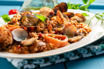 Risotto alla pescatora, tipica ricetta di risotto con frutti di mare misti, cibo italiano 