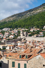 Naklejka premium Famous cityscape of Dubrovnik, Croatia, showing the medieval fortress and historic architecture. A popular Adriatic travel destination and UNESCO site.