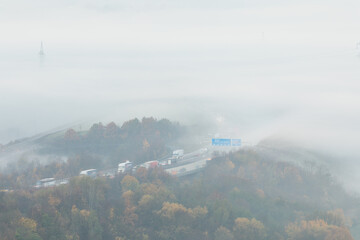 Aichelberg Albaufstieg der A8 im dichten Nebel an einem Herbst Morgen. Lkr. Göppingen, Baden Württemberg, Deutschland.