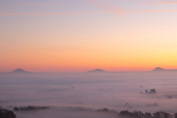 Drei Kaiserberge im goldenen Morgenlicht, Hohenstaufen, Aichelberg. Spektakuläre Morgenröte über dem nebligen Albvorland Baden Württemberg. © jiriviehmann