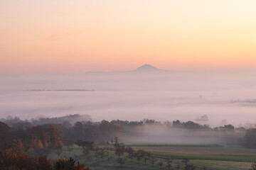 Hohenstaufen im goldenen Morgenlicht, Aichelberg. Spektakuläre Morgenröte über dem nebligen Albvorland © jiriviehmann