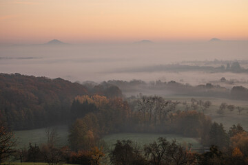 Drei Kaiserberge im goldenen Morgenlicht, Hohenstaufen, Aichelberg. Spektakuläre Morgenröte über dem nebligen Albvorland Baden Württemberg. © jiriviehmann