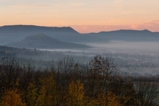 Die majest&auml;tische Burg Teck thront &uuml;ber dem Nebel im Albvorland. Aichelberg Ausblick auf Burg Teck und Limburg im Nebelmeer.