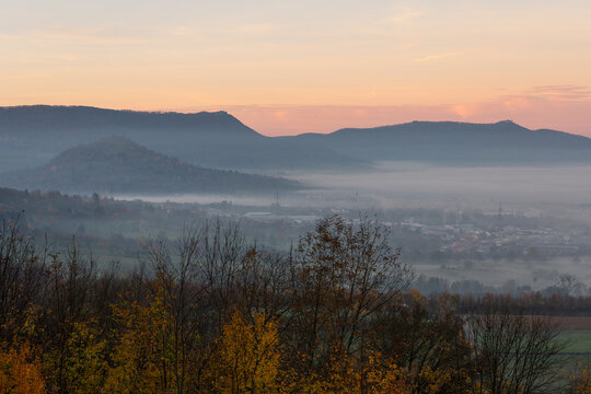 Die majest&auml;tische Burg Teck thront &uuml;ber dem Nebel im Albvorland. Aichelberg Ausblick auf Burg Teck und Limburg im Nebelmeer Herbst