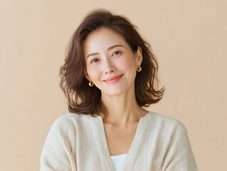 落ち着きある色合いで見せる大人女性のライフスタイル写真