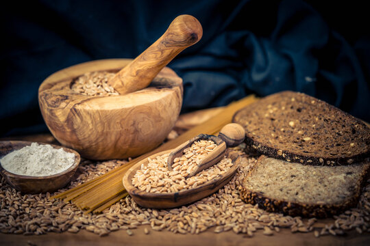 Dinkel Triticum aestivum auf Olivenholz