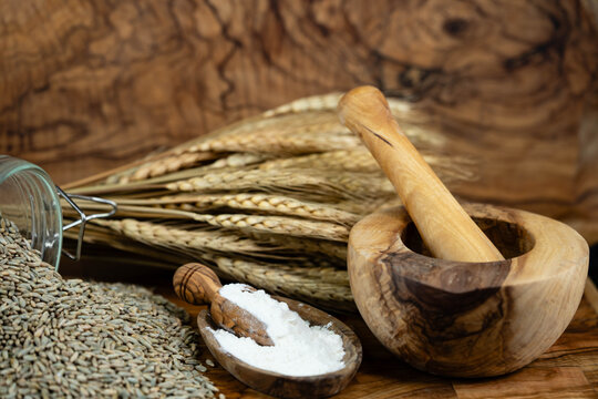 Dinkel Triticum aestivum auf Olivenholz