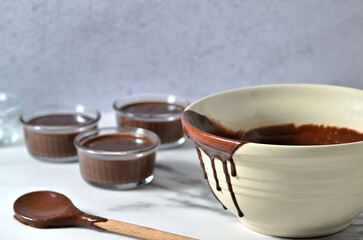 crème au chocolat qui nappe le bord du bol