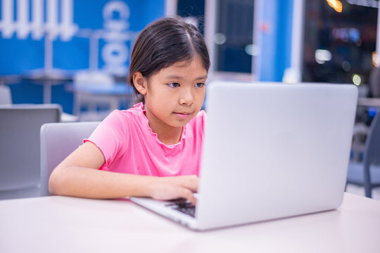 Student Engaged with Technology in a Modern Learning Environment