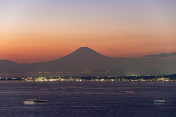 東京湾と富士山のシルエット夕景
