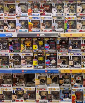 Estanter&iacute;a con figuras coleccionables Funko Pops en un expositor de una jugueter&iacute;a en Madrid, Espa&ntilde;a, 19 de noviembre de 2025