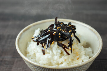 ほかほかご飯に乗せたゴマ昆布