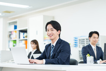 オフィスで働く若いビジネスマン