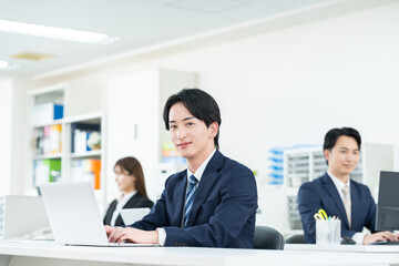 オフィスで働く若いビジネスマン